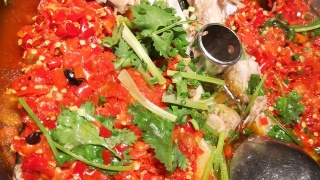 ‘ky com’詹皇27+12五首发全上双 骑士狂胜绿军总比分1-2(图1)